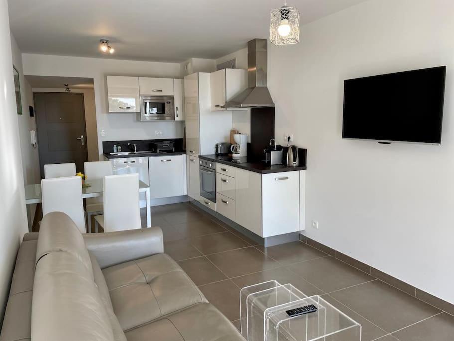 17 - Appartement Neuf, Parking Terrasse Et Jolie Vue Bandol Luaran gambar